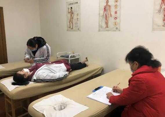 小兒推拿師證書怎么考？快來(lái)瞧重慶六合學(xué)校考核現(xiàn)場(chǎng)