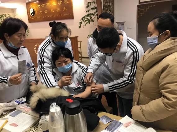 小兒推拿師證書怎么考？快來(lái)瞧重慶六合學(xué)校考核現(xiàn)場(chǎng)